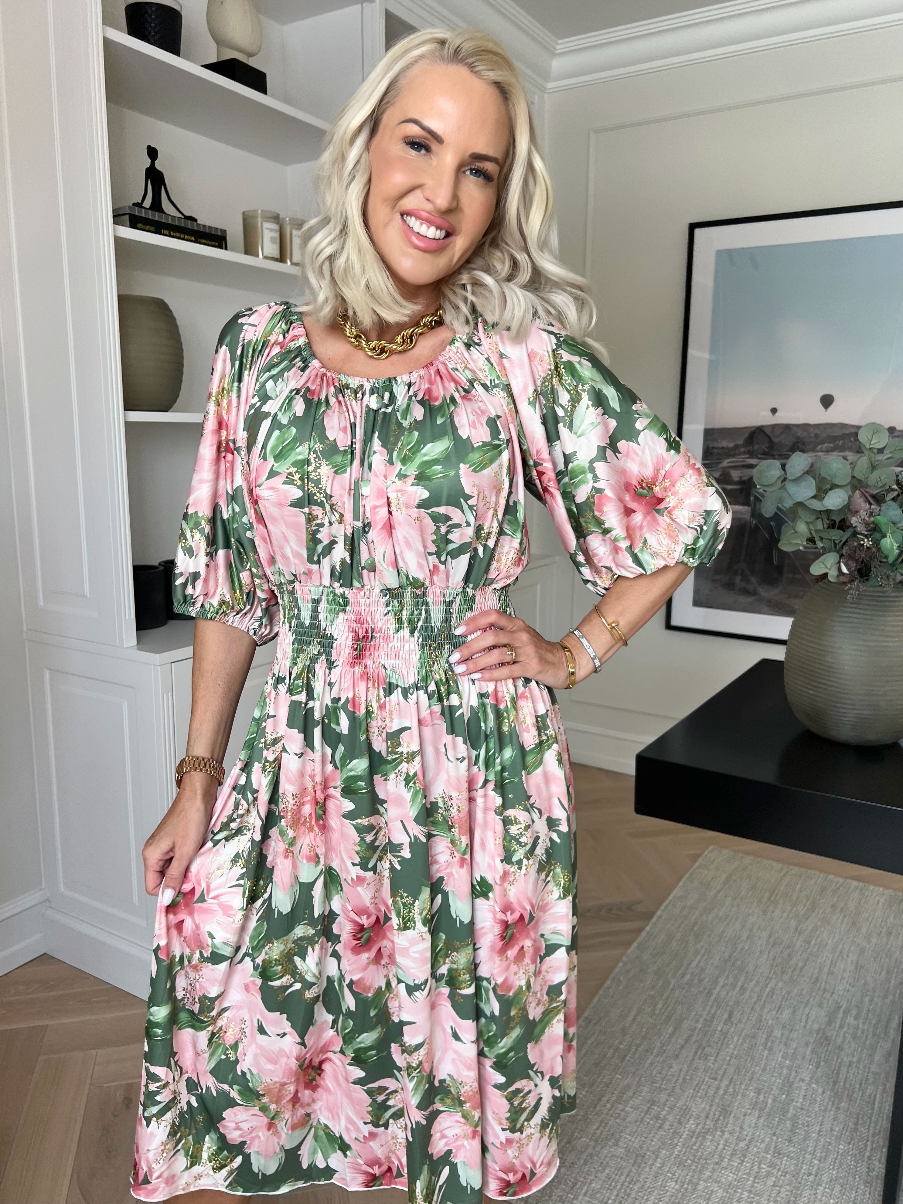 Cora Flower Midi - Elastisk blomstret kjole med guld print